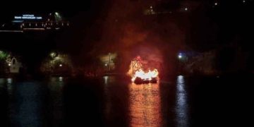 Η τελετή της Ανάστασης και το εντυπωσιακό κάψιμο του Ιούδα στη Λίμνη Αγ. Νικολάου (βίντεο)