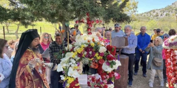 Μεγάλη Παρασκευή στο Λιμνάκαρο – Περιφορά του Επιταφίου στους πρόποδες της Δίκτης (βίντεο)
