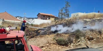 Φωτιά στη συνοικία Μύλος – Έγκαιρη επέμβαση της Πυροσβεστικής Υπηρεσίας (βίντεο)