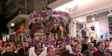 Με κατάνυξη και πλήθος κόσμου η Περιφορά των Επιταφίων (βίντεο)