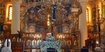 Μεγάλη Παρασκευή σήμερα, κι από νωρίς το πρωί ξεκίνησε ο στολισμός του Επιταφιου και στις εκκλησίες της Σητείας