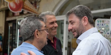 Το εμπορικό κέντρο και την αγορά του Ρεθύμνου επισκέφτηκε ο Νίκος Ανδρουλάκης