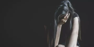 Τη χτυπούσε, την έβριζε και την απειλούσε μέσα στο αυτοκίνητο