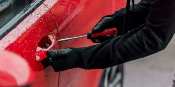 Χειροπέδες σε δύο ανήλικους για κλοπές σε αυτοκίνητα