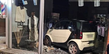 Έχασε τον έλεγχο του ΙΧ και εισέβαλε σε βιτρίνα καταστήματος στα Ιωάννινα