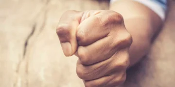 Πατέρας κατήγγειλε τον γιο του για ενδοοικογενειακή βία!