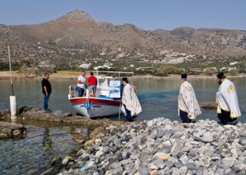Ο ξεχωριστός εορτασμός της Ανάληψης στην Ελούντα – Το έθιμο της μαλλιαρής πέτρας (βίντεο)