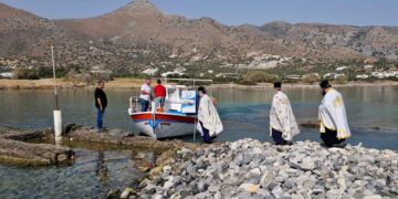 Ο ξεχωριστός εορτασμός της Ανάληψης στην Ελούντα – Το έθιμο της μαλλιαρής πέτρας (βίντεο)
