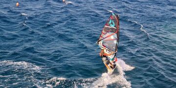 Εντυπωσιακό Wind Surfing στον Παραλιακό (βίντεο)