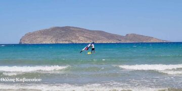 Εντυπωσιακό Wing-Surfing στο Θόλο Καβουσίου (βίντεο)