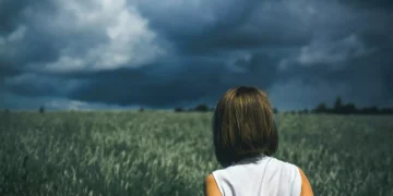 Η νυκτερινή βόλτα 19χρονης με φίλους, σε χωράφι, είχε δυσάρεστη τροπή