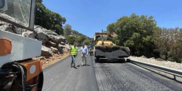 Εργασίες ασφαλτόστρωσης του δρόμου από Κριτσά προς Οροπέδιο Καθαρού