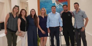 Η Θεατρική ομάδα του συλλόγου εργαζομένων ΔΟΥ Ανατολικής Κρήτης επισκέφθηκε τον Αντιπεριφερειάρχη Ηρακλείου