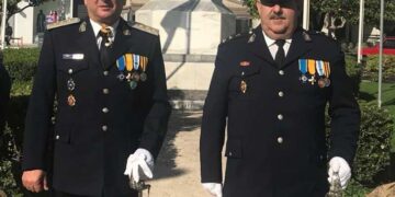Ο ταξίαρχος, πρ. Αστυν. Διευθυντης Λασιθίου Εμμ. Καζαμίας αποχαιρετά τον Στ. Σπανουδάκη