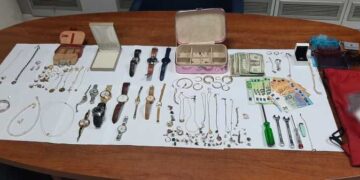 Αφαίρεσαν χρήματα, κοσμήματα και προσωπικά αντικείμενα συνολικής αξίας σχεδόν 24.000 ευρώ