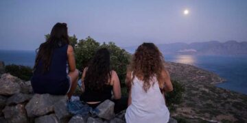 Απογευματινή πεζοπορία με πανσέληνο στην χερσόνησο Σπιναλόγκα