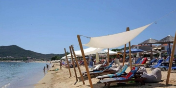 Διπλή απόβαση σε παραλίες και τουριστικούς προορισμούς από τους ελεγκτές της ΑΑΔΕ