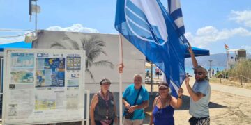 Αναρτώνται οι «Γαλάζιες Σημαίες» στις βραβευμένες παραλίες του Αγ. Νικολάου (βίντεο)