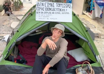 Λογοκρίθηκε και μετακόμισε το γλυπτό «άστεγος»