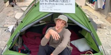 Λογοκρίθηκε και μετακόμισε το γλυπτό «άστεγος»