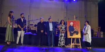 Θερμό χειροκρότημα από χιλιάδες πολίτες στον  καταξιωμένο δημιουργό Βασίλη Σκουλά