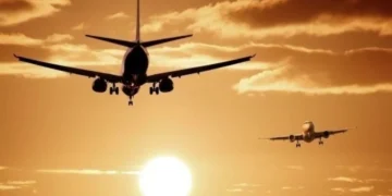 Με φωνές απαίτησαν αλκοόλ στο αεροπλάνο και συνελήφθησαν