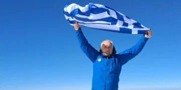 Κρητικός ορειβάτης υψώνει την ελληνική σημαία στο τουρκικό όρος Αραράτ