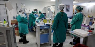 ΕΟΔΥ: 21 θάνατοι από κορονοϊό – Καλπάζουν οι μεταλλάξεις