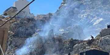 Σε πλήρη εξέλιξη η κατάσβεση πυρκαγιάς στο Θραψανό