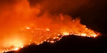 ΗΠΑ: Μαίνεται δασική πυρκαγιά στη βόρεια Καλιφόρνια – Χιλιάδες κάτοικοι εγκαταλείπουν τις εστίες τους
