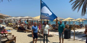 Στην παραλία του Βάι ανεμίζει η “Γαλάζια Σημαία”