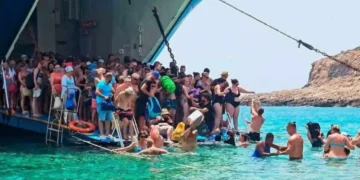 Με τα… σχοινιά κατεβαίνουν στην παραλία οι τουρίστες!