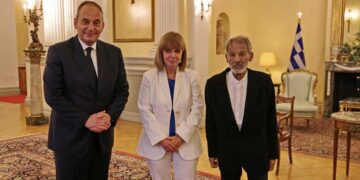 Το παράσημο του Ανώτερου Ταξιάρχη του Τάγματος της Τιμής στον συνθέτη Σταύρο Ξαρχάκο απένειμε η Πρόεδρος της Δημοκρατίας