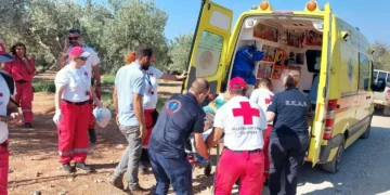 Εξαντλημένη, κάτω από ένα λιόφυτο, βρήκαν οι Σαμαρείτες την 75χρονη που χάθηκε!