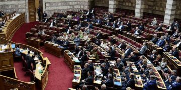Στη Βουλή η διάταξη για την έκτακτη φορολόγηση των υπερκερδών των διυλιστηρίων