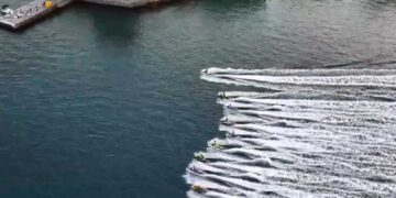 Τα jet ski, τα flyboards μεταμόρφωσαν το λιμάνι Αγ. Νικολάου σε πίστα επίδειξης και δεξιοτεχνίας (βίντεο)