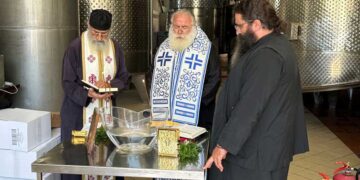 Αγιασμός από τον Σεβ. κ. Κύριλλο στο Οινοποιείο της Ιεράς Μονής Τοπλού για την έναρξη του τρύγου
