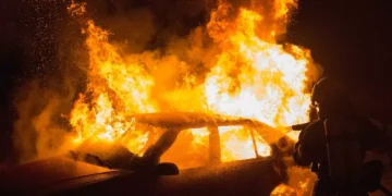 Σε αστυνομικό που … ενόχλησε ανήκουν τα δύο καμμένα οχήματα!