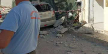 Αναστάτωση σε γειτονιά του Ηρακλείου – Κατέρρευσε τμήμα οικοδομής, ζημιές σε οχήματα