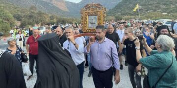Πλήθος κόσμου στην Κάθοδο της Παναγίας Χαρακιανής στο Ιερό της Προσκύνημα