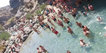 Υπερτουρισμός: Εικόνες παροξυσμού στις πηγές του Κουρταλιώτη! Δείτε φωτογραφίες!