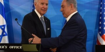 Μπάιντεν σε Νετανιάχου: «Επείγει» να κλειστεί συμφωνία κατάπαυσης του πυρός