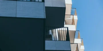 Έπεσε στο κενό από το μπαλκόνι ξενοδοχείου: 22χρονος νοσηλεύεται στο ΠΑΓΝΗ