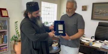 Τιμητική πλακέτα στον Δήμαρχο Σητείας
