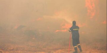 Παραμένει εξαιρετικά δύσκολη η κατάσταση σε περιοχές της βορειοανατολικής Αττικής, λόγω της πυρκαγιάς