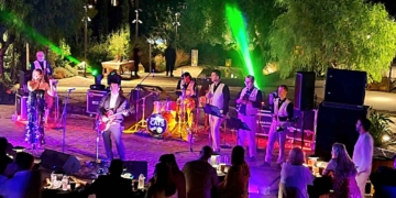 Υπέροχες μελωδίες από τους Swinging Cats στο Domes of Elounda (βίντεο)