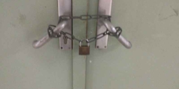 Λουκέτο από τη διοίκηση του ΠΑΓΝΗ στο αμφιθέατρο για να μη γίνει η παγκρήτια σύσκεψη εργαζομένων στα Νοσοκομεία