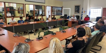 Συνάντηση του Δημάρχου Σητείας με γονείς και αθλητές, για τις αθλητικές υποδομές στο στίβο των Γυμνασίων στη Σητεία