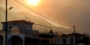 Φωτιά στο Ξυλόκαστρο – Βρέθηκαν δύο απανθρακωμένες σοροί