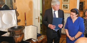 Εγγονός Ιταλού πρώην πρωθυπουργού παρέδωσε στη Μενδώνη αρχαίο ελληνικό αγγείο